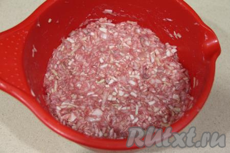 Хорошо вымесить фарш руками.