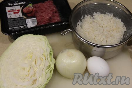 Подготовить продукты для приготовления тефтелей с капустой и рисом в духовке. Рис желательно отварить заранее, для этого его нужно выложить в кастрюлю с кипящей подсоленной водой и варить с момента закипания в течение 10 минут, затем переложить на сито, чтобы стекла вода и рис остыл. Лук почистить. Фарш для формирования тефтелей можно взять покупной, а можно приготовить в домашних условиях, пропустив небольшие кусочки мяса через мясорубку.