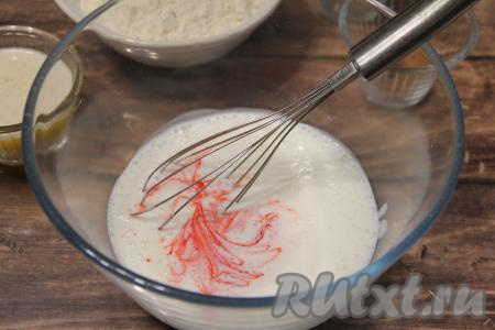 Кефир влить в объёмную миску, всыпать в него соду, перемешать и оставить минут на 5 минут (за это время сода погасится и поверхность кефира запенится). Затем добавить краситель (я использовала гелевый краситель).