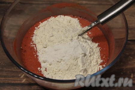 В получившуюся смесь добавить разрыхлитель, частями всыпать муку, перемешивая тесто для кекса венчиком. 