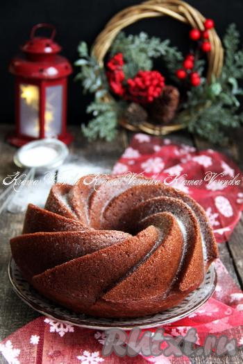 Готовый кекс слегка остудить, затем достать из формы, переложить на решётку, оставить до полного остывания. Остывшую выпечку, по желанию, можно посыпать сахарной пудрой.