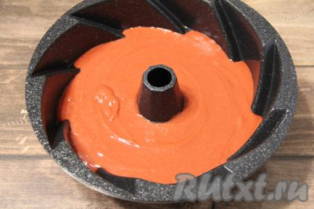 Мука бывает разной, возможно, её придётся добавить чуть больше или меньше. Всыпая в тесто муку, учитывайте, что тесто должно получиться не очень густым (как сметана средней густоты) и однородным. Форму для выпечки (у меня форма диаметром 22 сантиметра), если требуется, смазать маслом. Выложить тесто в форму, заполняя её на 2/3 объёма.