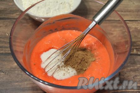 Влить растопленное масло и добавить яйца, перемешать венчиком. Затем всыпать какао и сахар, перемешать до однородности.