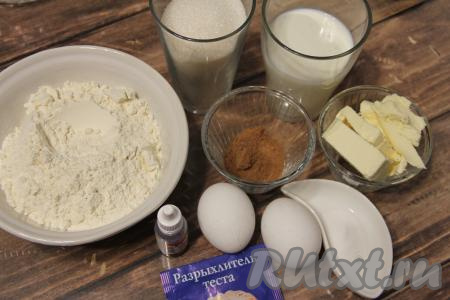 Подготовить продукты для приготовления кекса "Красный бархат". Сливочное масло растопить заранее, чтобы оно успело немного остыть.