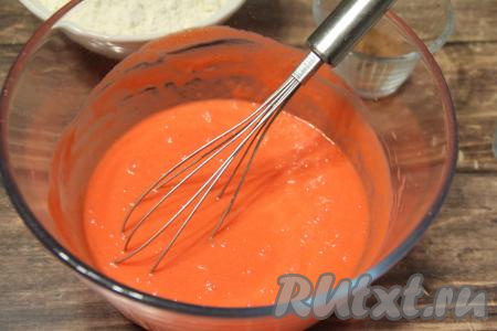 Перемешать массу венчиком до получения однородного цвета.