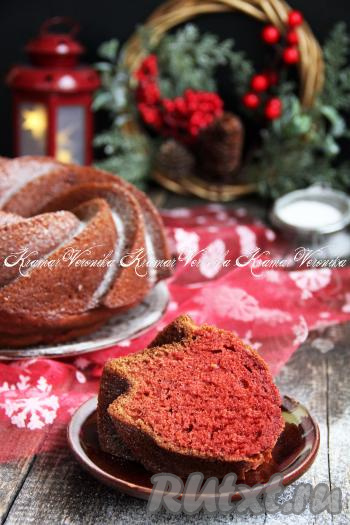 А затем мелкопористый, вкусный, воздушный кекс "Красный бархат" нарезать на кусочки и подать к чаю или кофе. Посмотрите, как хороша эта выпечка в разрезе!