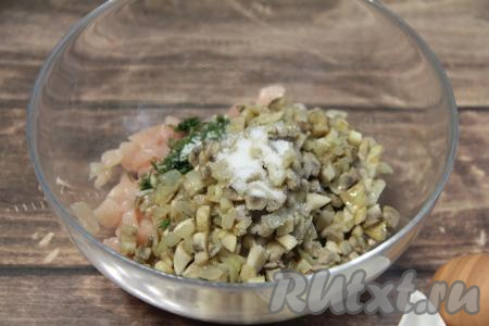 Посолить куриное мясо с грибами, по желанию, можно поперчить.