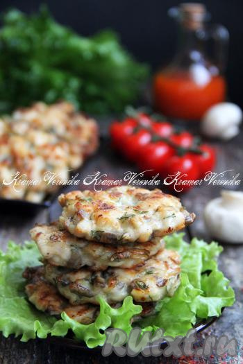 Готовые куриные котлеты с грибами переложить на тарелку. Постепенно пожарить все котлетки. Вкусные, ароматные рубленные котлеты подать к столу горячими, дополнив гарниром. А после остывания такие котлетки хороши на кусочке чёрного хлебушка.