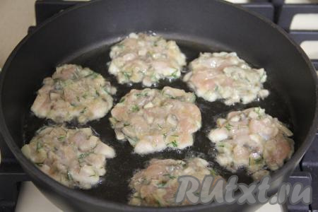 В сковороду влить масло и разогреть. Выкладывать в разогретое масло по 1 столовой ложке курино-грибной массы, формируя круглые рубленные котлетки.