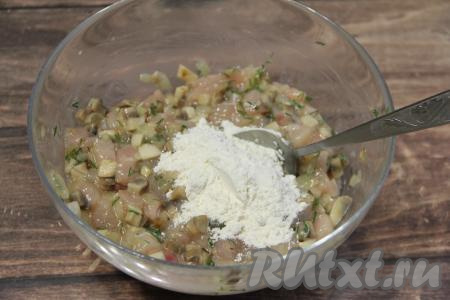 Всыпать муку и хорошо перемешать. Курино-грибная масса получится вязкой.