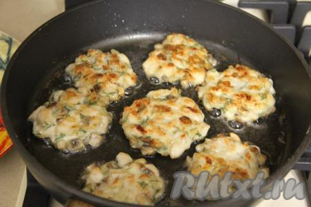 Жарить котлеты на среднем огне с двух сторон до золотистого цвета.