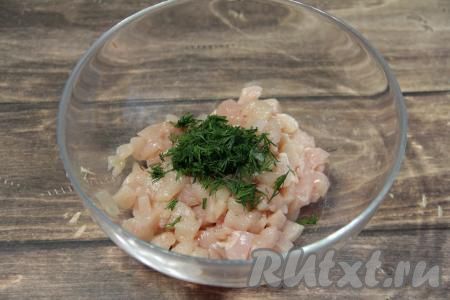 Куриное филе нарезать ножом на мелкие кусочки, переложить в миску, добавить мелко рубленную зелень.