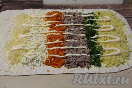 Нанести поверх полосок сетку из майонеза.