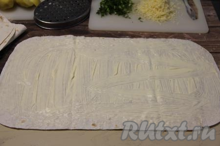 Лист лаваша смазать майонезом (я смазывала лаваш с помощью силиконовой кулинарной кисти).