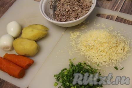 Зелень вымыть, обсушить, мелко нарезать. Сыр натереть на мелкой тёрке. С рыбных консервов слить масло, затем рыбку переложить на тарелку и размять вилкой, убирая, если они есть, крупные косточки.