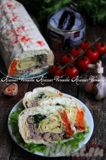 Рулет из лаваша "Мимоза", приготовленный&nbsp;с консервированной рыбой, завернуть в фольгу (или пищевую плёнку) и убрать в холодильник на пару часов, чтобы дать как следует пропитаться. Готовый рулет нарезать на кусочки и выложить на тарелку (я предварительно застелила тарелку листьями салата. Вот такой яркий, вкусный и нежный салат-рулет "Мимоза" в лаваше получился у меня.&nbsp;