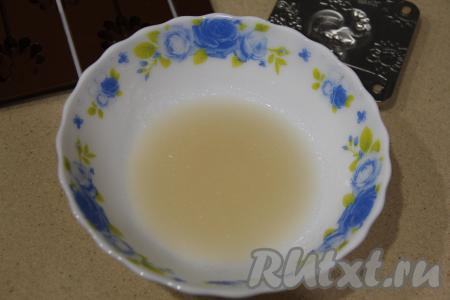 Перемешать сахарную массу ложкой.