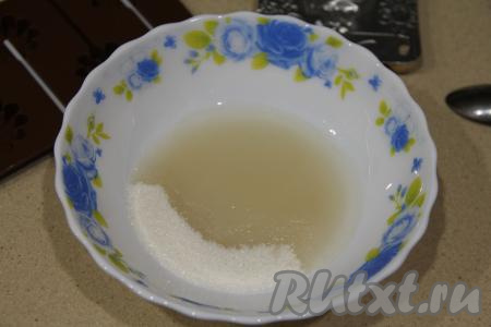 В миске, пригодной для микроволновой печи, соединить сахар, воду, растительное масло и лимонный сок.