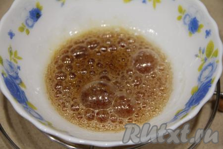 Поставить миску в микроволновку и готовить карамель на максимальной мощности 5 минут. Аккуратно достать миску с карамелью. Карамель будет красивого янтарного цвета. Оставить карамель на пару секунд, чтобы осели пузыри.