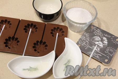 Подготовить продукты для приготовления леденцов в микроволновке. Сразу подготовить форму для леденцов (у меня - силиконовая форма).