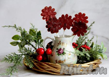 Когда леденцы хорошо застынут, достать их из формочек. Посмотрите, какими красивыми получились леденцы, приготовленые в микроволновке.