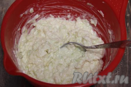 Перемешать тесто ложкой. Тесто для капустных оладий получится не густым, пышным и воздушным.