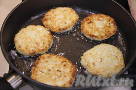 Жарить капустные оладьи на среднем огне минуты по 2-3 с каждой стороны (до золотистости), затем переложить на тарелку. Капустное тесто перемешать, постепенно пожарить все оладушки, подливая на сковороду, по мере необходимости, растительное масло.