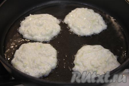 На сковороду, очень хорошо разогретую с растительным маслом, выкладывать по 1 столовой ложке капустного теста в форме круглых оладий.