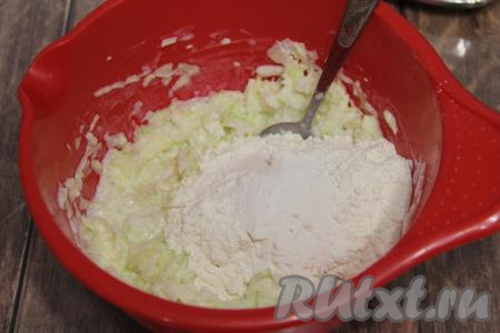 Перемешать массу. Всыпать муку, соль и разрыхлитель.