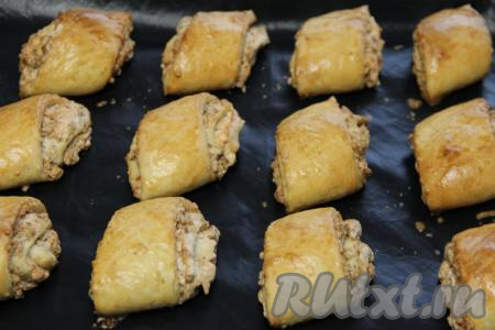 Выпекать в разогретой духовке минут 25-30 (до золотистости) при температуре 180 градусов.