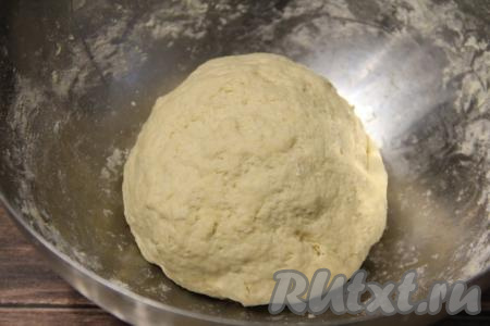 Замесить нежное, мягкое и пластичное тесто. Если тесто сильно подлипает к рукам, припылите его мукой. Поместить тесто в пакет и убрать в холодильник на час.