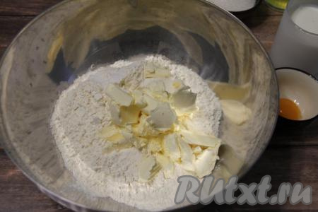 В получившуюся смесь добавить холодное сливочное масло, нарезанное на небольшие кусочки.