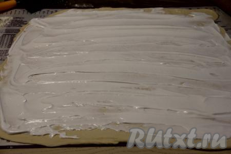 Смазать пласт теста белковой массой.