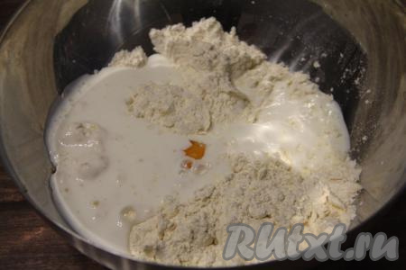 К получившейся крошке добавить яичный желток, влить кефир.