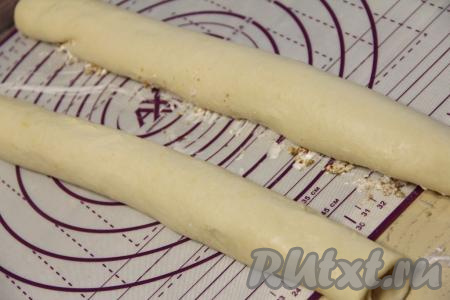 Свернуть тесто с начинкой в плотный рулет. Я свернула тесто, начиная с двух широких сторон к центру, и получилось два рулета. Не делайте рулет толстым, он плохо пропечётся!&nbsp;