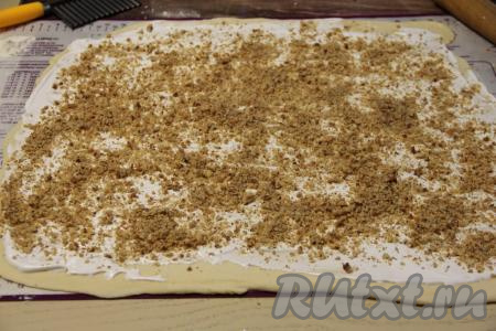 Присыпать измельчёнными орехами.