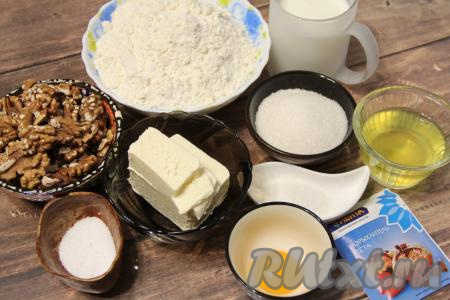 Подготовить продукты для приготовления песочного печенья с безе и орехами.