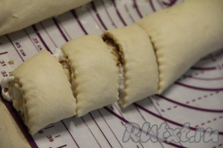 Нарезать рулет на кусочки шириной примерно 5 сантиметров. Я резала фигурным ножом.