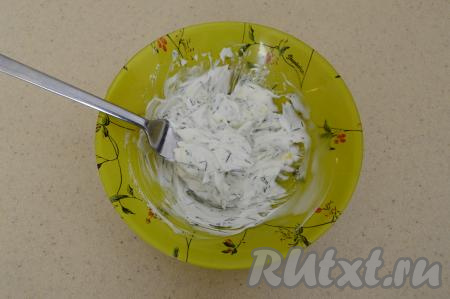 Смешать начинку при помощи вилки.