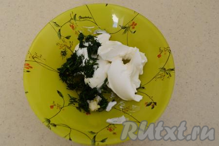 Для приготовления начинки нужно в миску выложить творожный сыр, мелко нарезанную зелень и пропущенный через пресс зубчик чеснока, посолить по вкусу (добавляя соль, учитывайте, что в дальнейшем закуска солиться не будет).