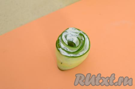 Вот такой рулетик из огурца с творожным сыром должен получиться. Аналогично сформировать все рулеты, выкладывая их на тарелку. Всего у меня получилось 7 рулетиков.