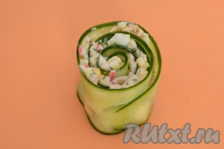 У нас получится рулетик из огурца с крабовыми палочками и сыром, как на фото. Сразу переставить его на тарелку. Аналогично сформировать все рулетики (всего у меня получилось 7 штук).