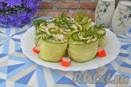 Сформированные рулеты убрать на 1-2 часа в холодильник, за это время они хорошо пропитаются. Скреплять их шпажками или зубочистками не нужно. Закуска прекрасно держит форму. Вкусные, сочные, аппетитные рулетики из огурца с крабовыми палочками и сыром станут отличной холодной закуской к праздничному столу!