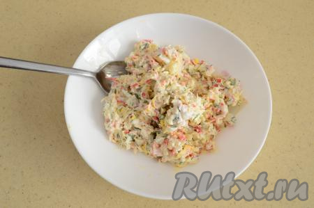 Добавить майонез и соль по вкусу, тщательно перемешать крабовую начинку для наших рулетиков. Добавляя майонез, учитывайте, что получившаяся начинка не должна быть сухой, иначе она будет плохо держаться в рулетиках. Но и слишком много майонеза быть не должно. 