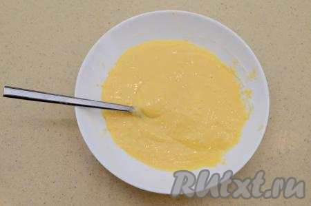 Вмешать муку в кляр. Кляр должен быть однородным, без комочков, напоминающим сметану средней густоты (при нанесении на рыбу кляр должен хорошо держаться на рыбном филе, но и слишком густым делать его не нужно).