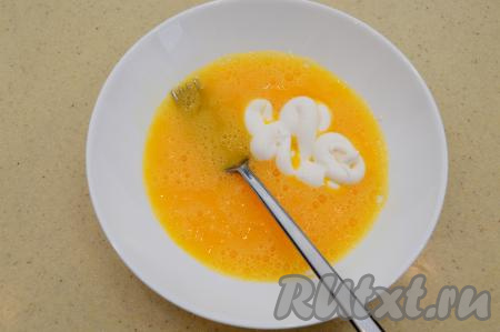 Вилкой разболтать яйца в однородный кляр, положить майонез (или сметану).