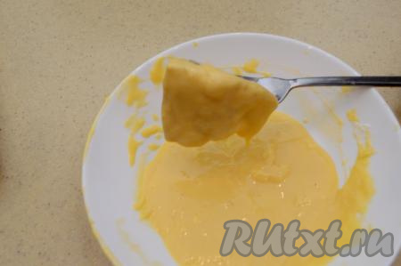 Каждый кусочек филе минтая окунуть в кляр со всех сторон.