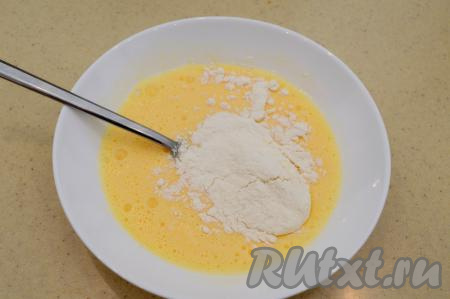 Ещё раз разболтать массу вилкой и всыпать муку.