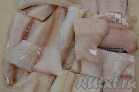 Филе минтая нарезать на кусочки длиной 3-4 сантиметра.