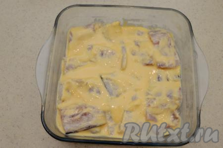 Дно формы для запекания можно слегка смазать растительным маслом. Филе минтая в кляре выложить в один слой в форму для запекания и отправить в разогретую до 180 градусов духовку на 25-30 минут.